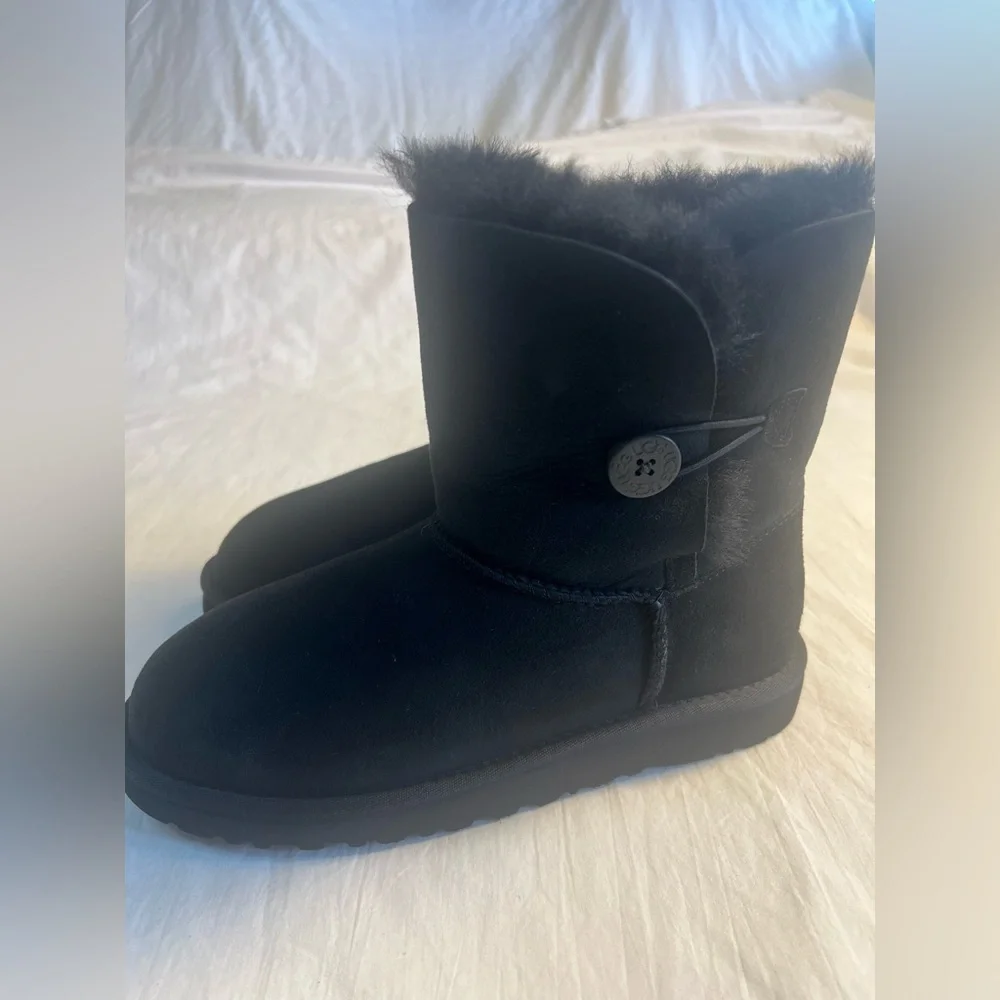 Ugg Bailey Button Boots l Black Suede Sheepskin Lined Big Kids 6 (ladies 8 )NWOB